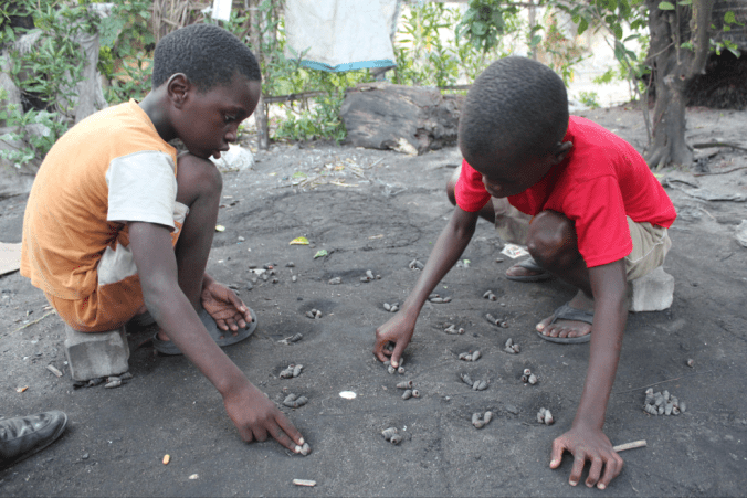 Hoffnung auf eine bessere Zukunft: Kinder im Armenviertel in Beira (credits: Julia Jaroschewski)