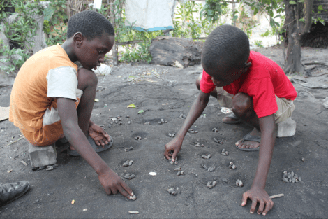 Hoffnung auf eine bessere Zukunft: Kinder im Armenviertel in Beira (credits: Julia Jaroschewski)
